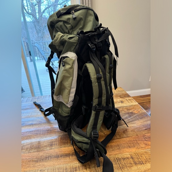 Swiss Gear hiking pack with internal frame. Like new, NEVER USED. - Picture 4 of 4
